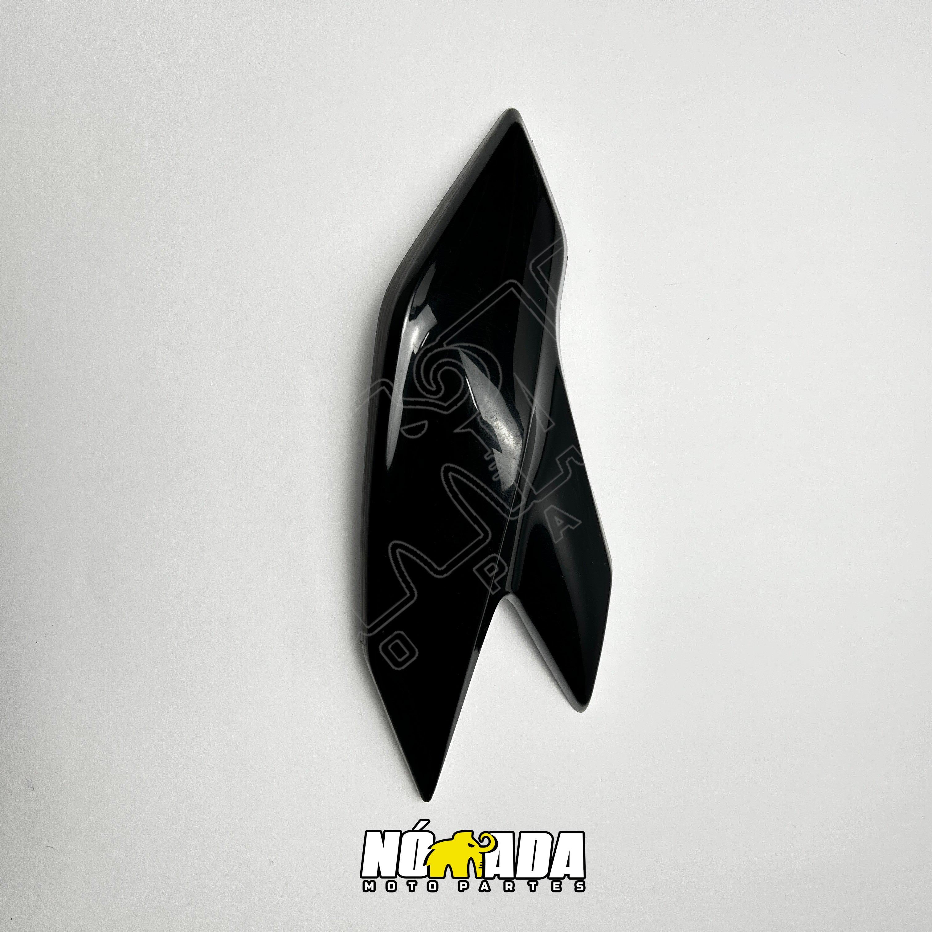 CUBIERTA DE CARENAJE - CACHETE DERECHO TVS APACHE 160 4V - 200 ABS NOMADA MOTOPARTES