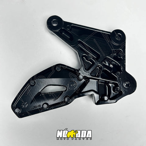 BASE DE REPOSAPIE DELANTERA IZQUIERDA BAJAJ PULSAR NS-150/160/200 NEGRO