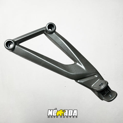 BASE DE REPOSAPIE TRASERO IZQUIERDO BAJAJ PULSAR 160/NS 200 /FI